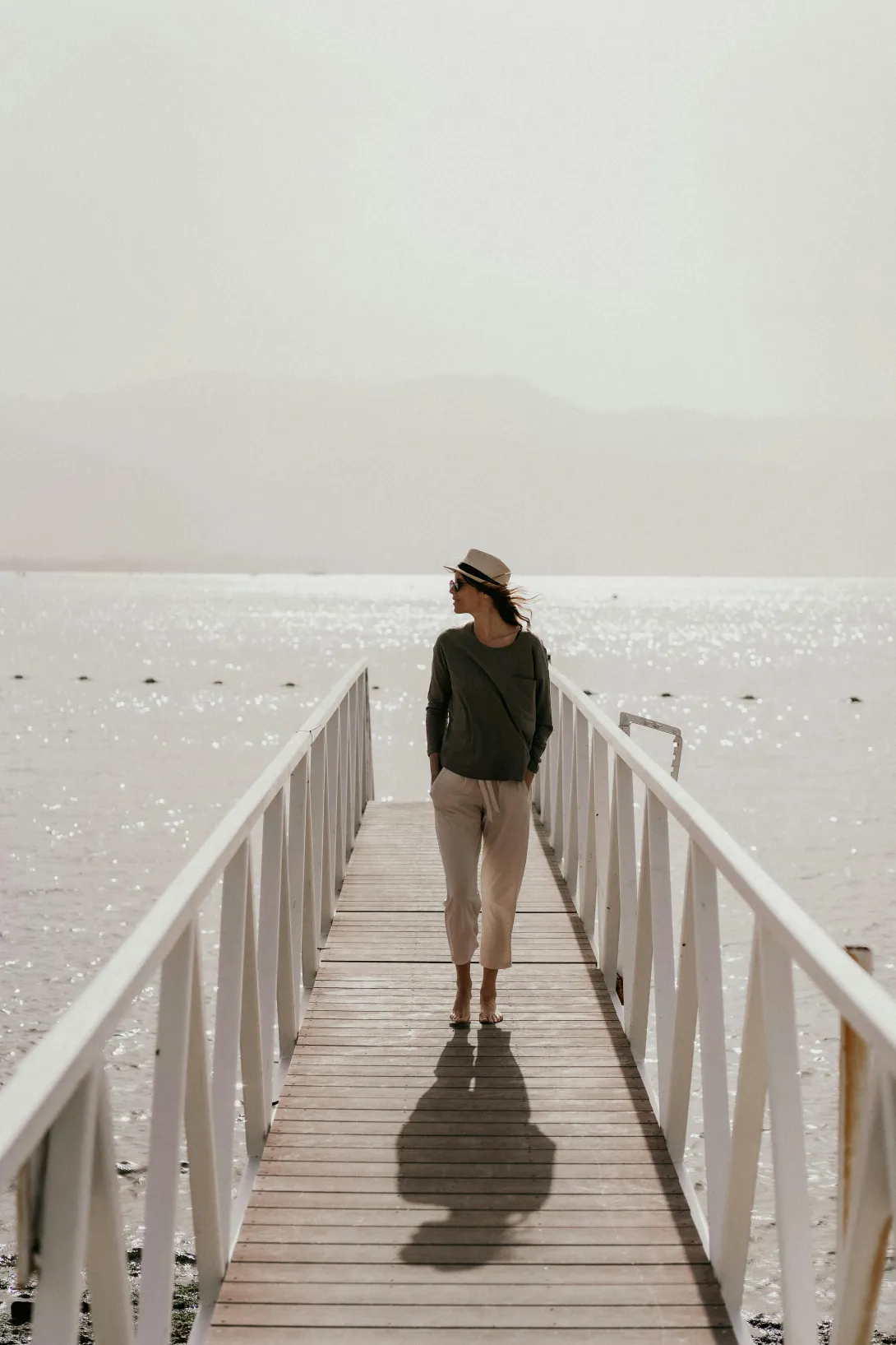 海岸桥上的美女